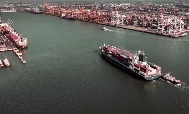 Морской фрахт судна и линейная перевозка: чем отличаются чартерные схемы и контейнерные сервисы